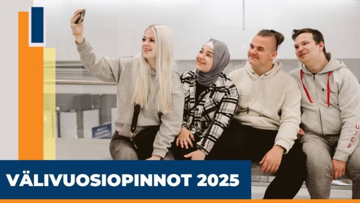 Neljä opiskelijaa istuu pitkällä penkillä ja yksi tytöistä ottaa yhteiskuvaa koko porukasta.